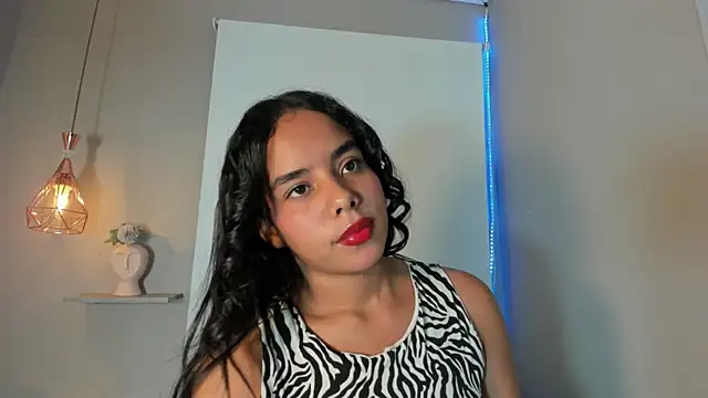 Snapshot of Roxy_Stonee chatting on June 4, 2026, 6:03 pm Roxy Stonee online show from June 4, 2026, 6:03 pm