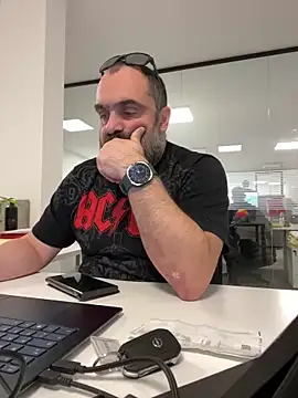 fuocovivo4 online show from March 5, 2025, 1:17 pm