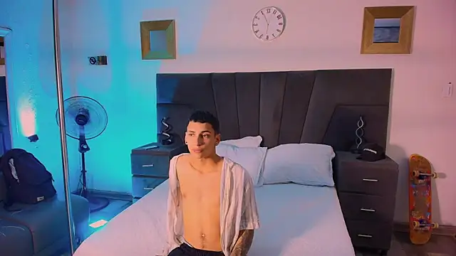 JhoanLeandro online show from February 5, 2025, 4:06 am