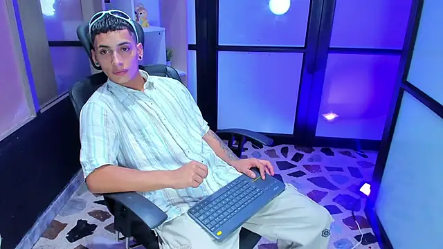 JhoanLeandro online show from February 15, 2025, 4:47 am