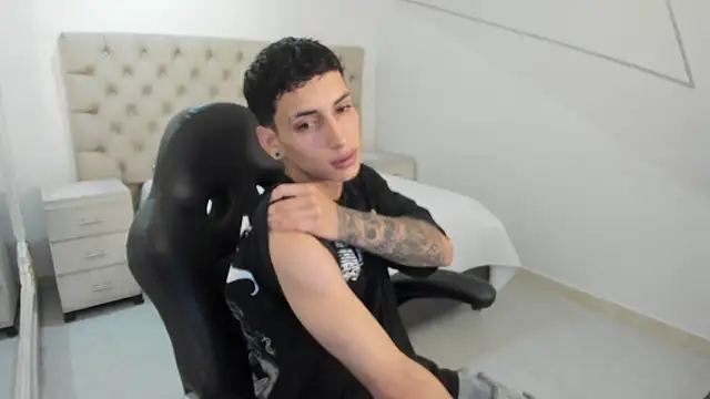 JhoanLeandro online show from October 4, 2025, 5:49 am