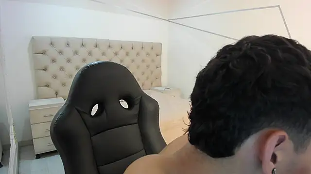 JhoanLeandro online show from October 27, 2025, 5:44 am