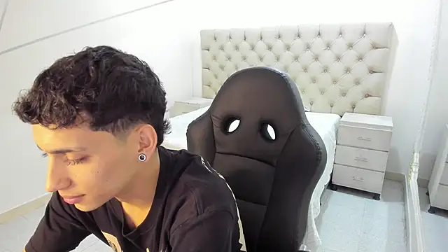 JhoanLeandro online show from November 10, 2025, 5:06 am