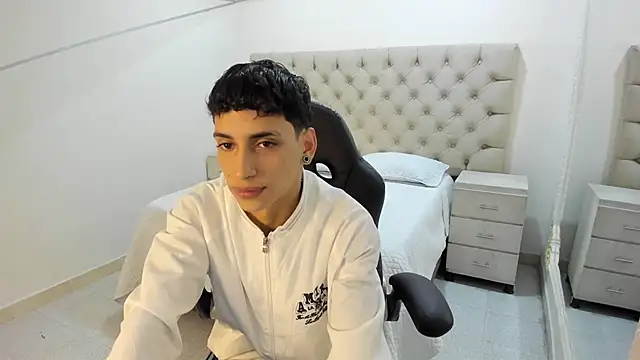 JhoanLeandro online show from November 13, 2025, 4:44 am