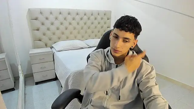 JhoanLeandro online show from November 15, 2025, 4:54 am