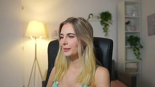 catecrago  online show from December 3, 2025, 1:53 pm