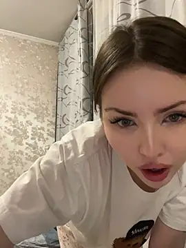 Lora Rosee online show from March 7, 2025, 8:33 pm