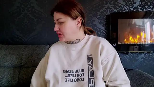 CannabisQueenn online show from March 17, 2025, 8:29 am