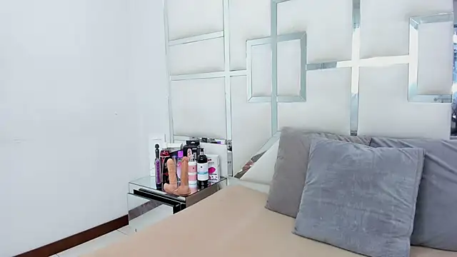 ZoeWan69 online show from February 24, 2025, 12:59 pm