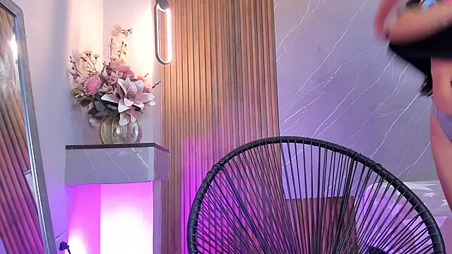 ariana jhonson1 online show from March 12, 2025, 12:47 pm