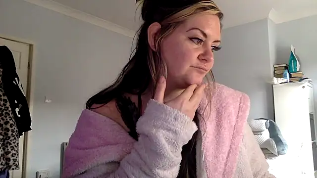 Snapshot of AureliaXOX chatting on February 16, 2025, 2:21 pm AureliaXOX online show from February 16, 2025, 2:21 pm