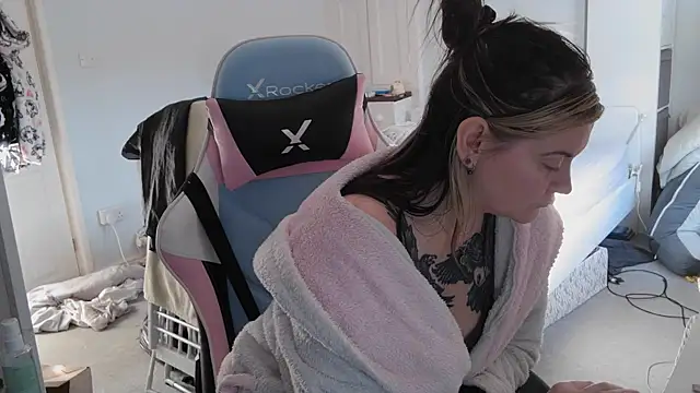 Snapshot of AureliaXOX chatting on March 2, 2025, 3:48 pm AureliaXOX online show from March 2, 2025, 3:48 pm