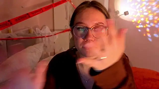 Mia Luw online show from November 2, 2025, 5:37 pm