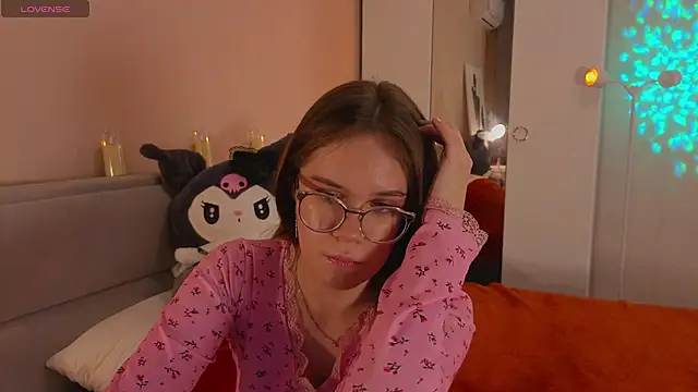 Mia Luw online show from November 16, 2025, 3:06 pm