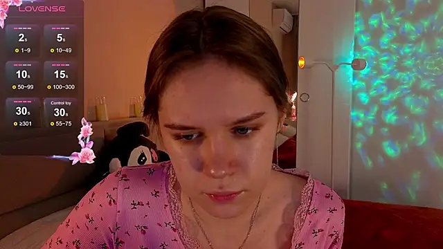 Mia Luw online show from November 22, 2025, 3:49 am