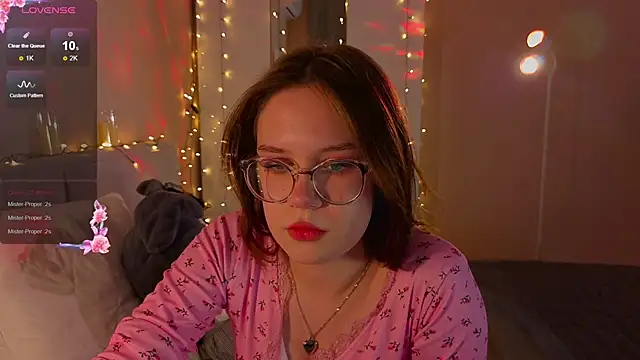 Mia Luw online show from November 27, 2025, 6:54 pm