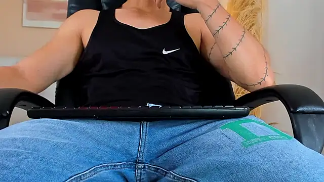 ISAAC CRYSTON online show from December 17, 2025, 7:53 pm