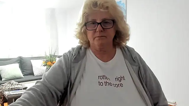 NoraJohnson6 online show from September 29, 2025, 8:30 am