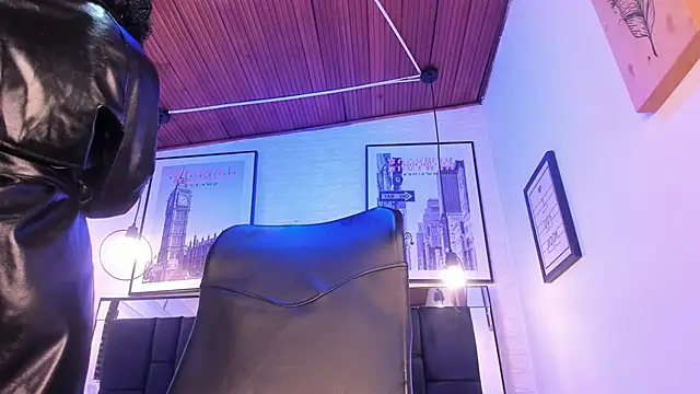 Snapshot of tylla_ chatting on October 2, 2025, 4:08 am tylla online show from October 2, 2025, 4:08 am