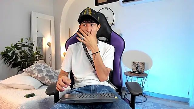 NovaaWheler online show from February 11, 2025, 4:44 am