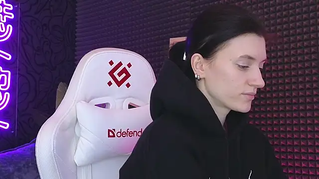 roxy riot  online show from March 3, 2025, 7:43 am