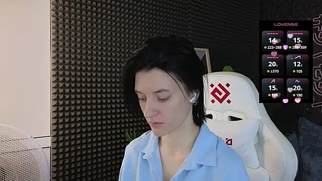 roxy riot  online show from December 14, 2025, 3:01 am