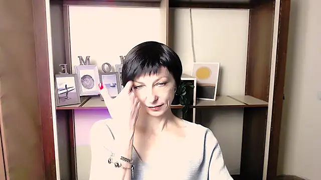  AngeliaFlow  online show from November 25, 2025, 7:52 am