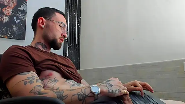 Luke davis01 online show from February 15, 2025, 4:01 pm