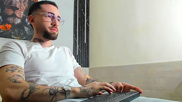 Luke davis01 online show from February 22, 2025, 1:02 pm