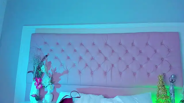 KourtneyEvans online show from December 20, 2025, 4:03 pm