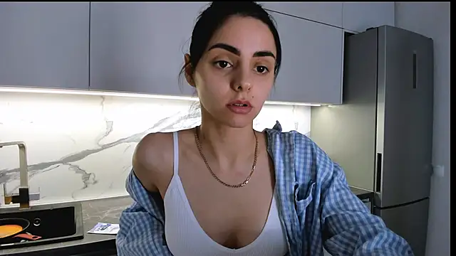 EmiliaZen online show from February 7, 2025, 5:51 pm