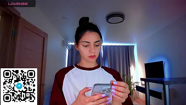 EmiliaZen online show from September 17, 2025, 1:02 pm