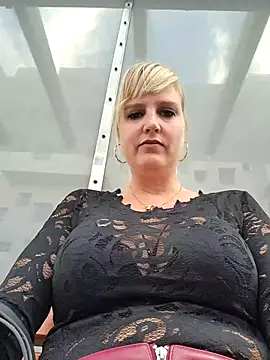 Sexybiene969 online show from September 14, 2025, 3:11 pm