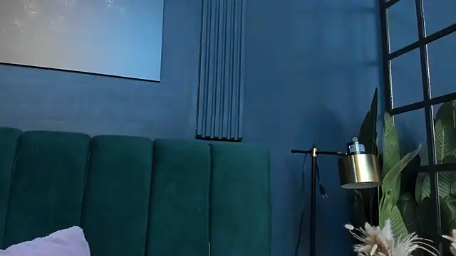 scarlet edwars online show from October 28, 2025, 7:49 pm