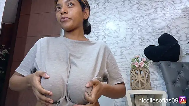 nicollesofia2 online show from June 9, 2026, 5:24 pm
