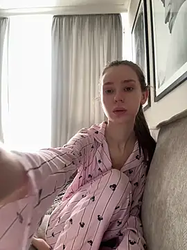 Snapshot of RosieMills chatting on March 4, 2026, 7:58 am RosieMills online show from March 4, 2026, 7:58 am