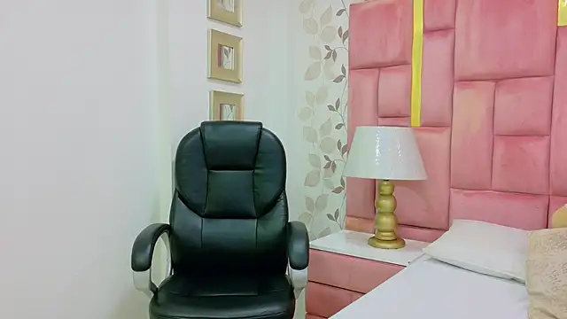 ArianaFranco online show from June 8, 2026, 1:33 pm