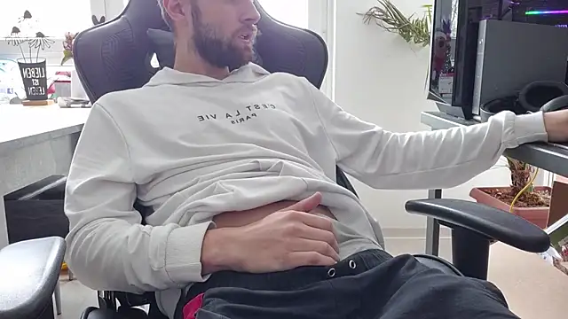 ademandjulia online show from February 5, 2026, 12:21 pm