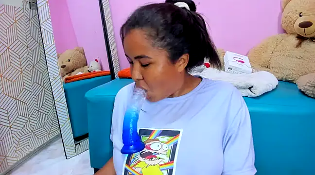 camilagreeco online show from March 20, 2025, 10:18 pm