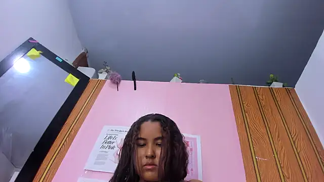 camilagreeco online show from September 21, 2025, 2:40 pm