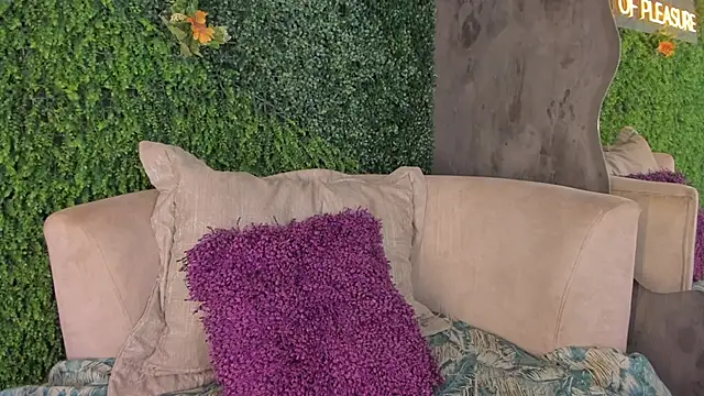 emmiily z online show from February 26, 2025, 2:04 am