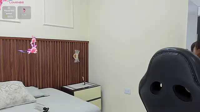 MELINAMARTINS online show from September 18, 2025, 7:38 pm