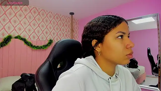 MELINAMARTINS online show from November 29, 2025, 7:28 pm