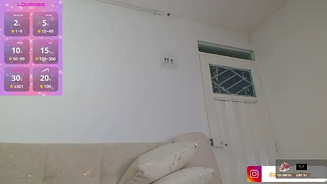 Snapshot of Daphnewalker__ chatting on October 9, 2025, 10:35 am Daphnewalker   online show from October 9, 2025, 10:35 am