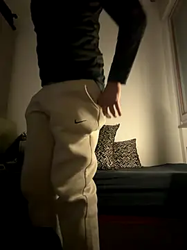 yaxxx03 online show from November 20, 2025, 7:24 pm