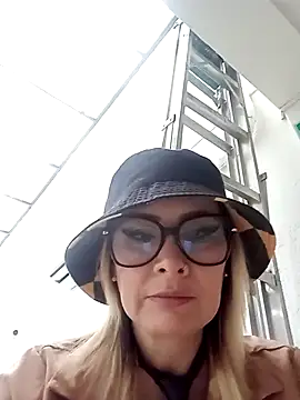 CandieGilson   online show from November 8, 2025, 11:43 am