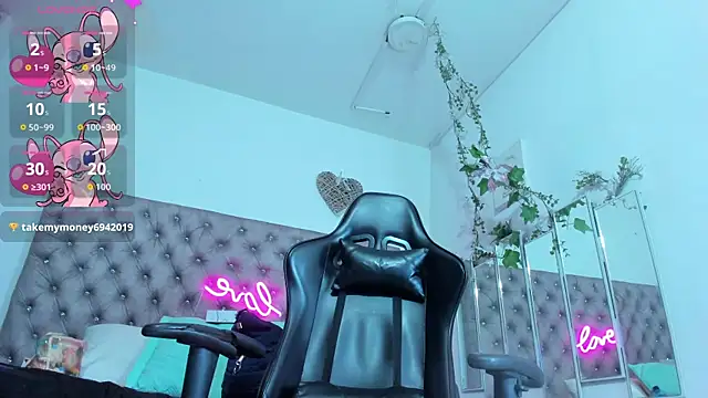 Naomii Viper online show from December 1, 2025, 11:15 am