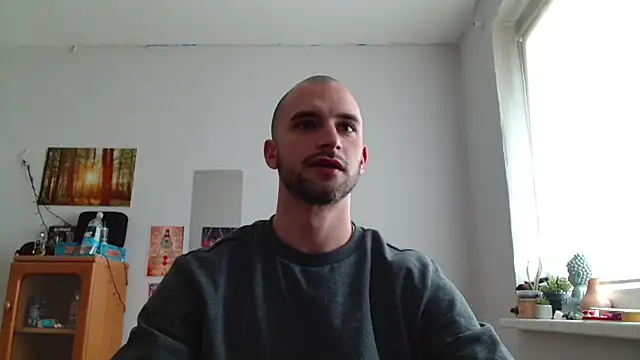 OskarBreno online show from May 7, 2026, 6:08 am