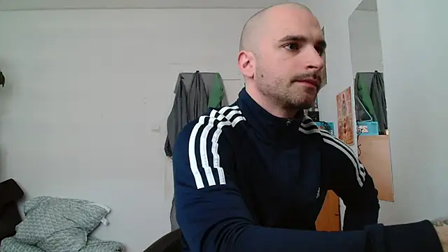 OskarBreno online show from May 25, 2026, 9:48 am