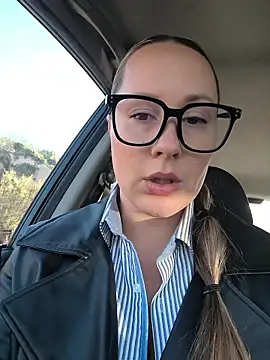 Snapshot of Mona_Plus chatting on November 12, 2025, 8:04 am Mona Plus online show from November 12, 2025, 8:04 am